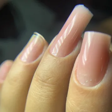 Unhas nude com francesa fina, feitas por aluna da Formação Gel no Molde F1