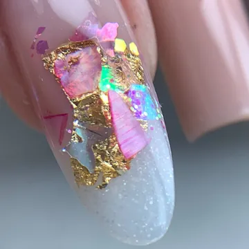 Unha encapsulada com folhas holográficas, feita por aluna do Curso VIP
