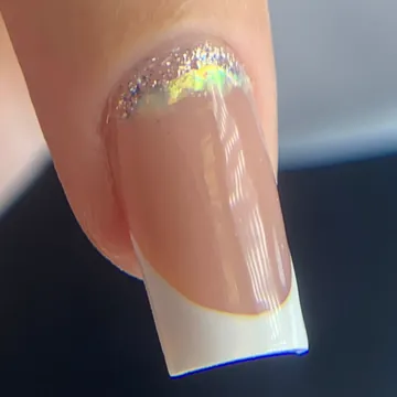 Unha com francesa branca e detalhe de glitter, feita por aluna da Formação Gel no Molde F1