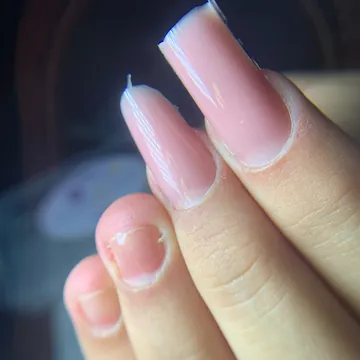 Unhas quadradas rosadas e finas, feitas por aluna da Formação Gel no Molde F1