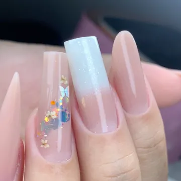 Unhas quadradas longas com encapsulada colorida e degradê branco, feitas por aluna do VIP