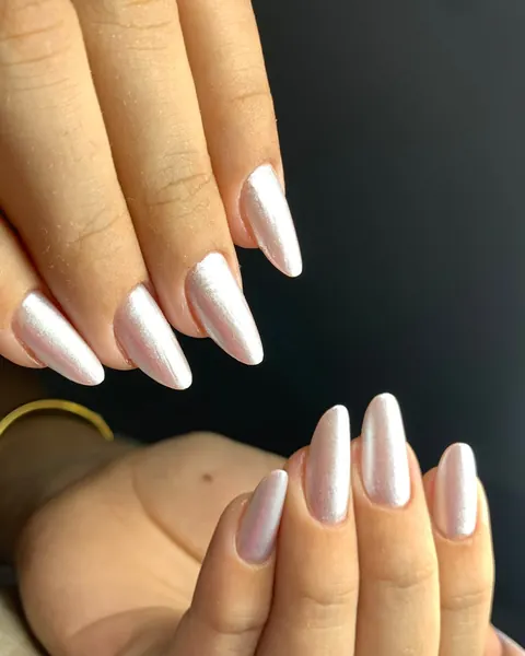 Unhas amendoadas com efeito espelhado de pó cromo