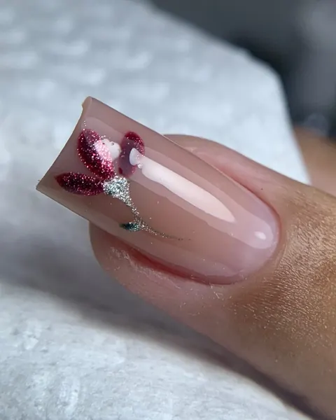 Unha quadrada nude com decoração de folhas vermelhas