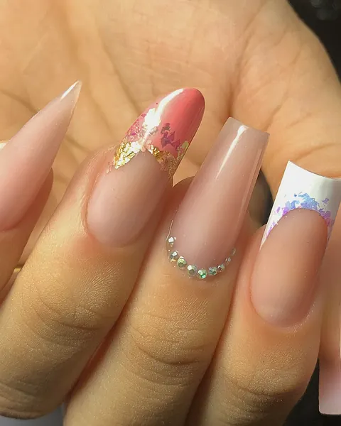 Mão com unhas longas em gel, acrílico e poligel, com francesa e detalhes de brilho