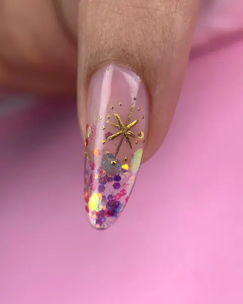 Unha em sistema híbrido com tips e molde, decorada com glitter e estrela dourada