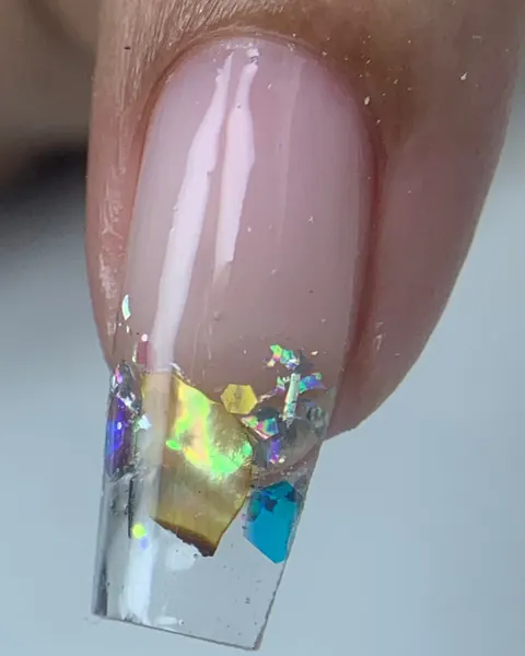 Unha com ponta transparente e encapsulado de glitter feita com molde duplo
