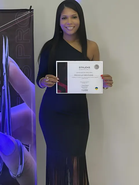 Eu com o certificado da especialização Manicure Perfeita, no evento da Staleks