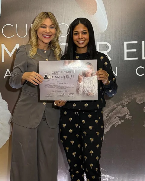 Eu com Katiane Brito recebendo o certificado do curso Master Elite Advanced